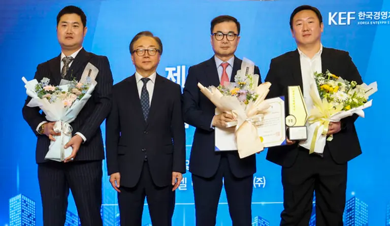  * 현대엘리베이터가 제37회 한국노사협력대상 시상식에서 대기업 부문 우수상을 수상한 뒤 기념 촬영하고 있다. 왼쪽부터 윤민욱 현대엘리베이터 사무직노조위원장, 이동근 한국경총 상근부회장, 조재천 