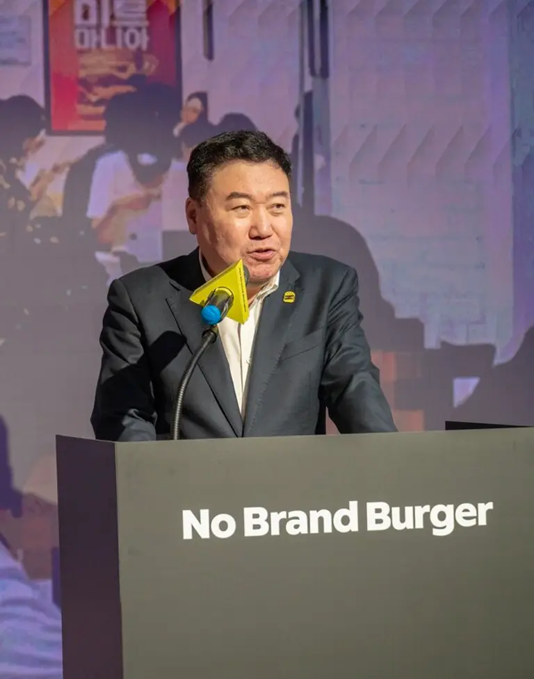 Shinsegae Food CEO Kang Seung-hyup is presenting the business vision at the No Brand Burger vision announcement meeting on the 8th
