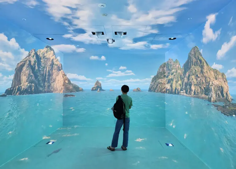  * 일본 정부가 도쿄 도심에 독도 영유권을 주장하는 전시관을 열어 빈축을 사고 있다. 사진은 전시관 내 몰입형 시어터에서 독도를 감상하는 관람객 모습.