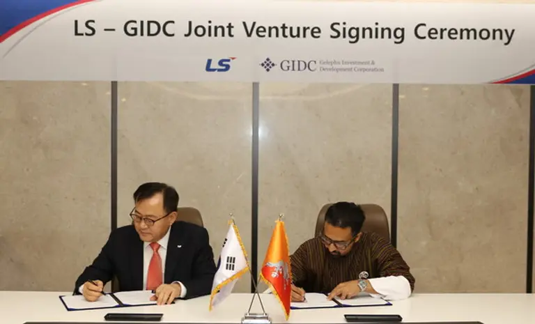  * 명노현 LS 부회장(좌)이 9일, LS용산타워에서 우즈왈 딥 다할 GIDC CEO(우)를 비롯한 주요 관계자들과 만나 LS와 부탄 정부의 산하기관인 GIDC가 합작법인을 설립키로 계약했다.
