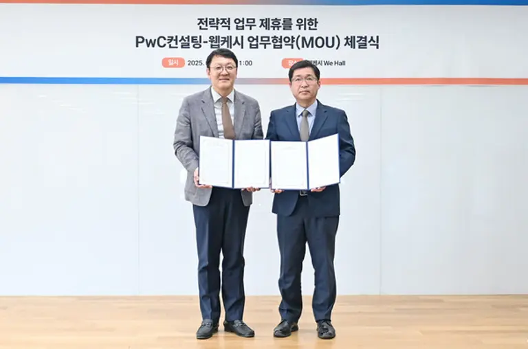 웹케시 강원주 대표(오른쪽)와 PwC컨설팅 문홍기 대표가 신성장 동력 확보를 위한 전략적 업무 제휴 협약을 체결했다.(사진=웹케시)