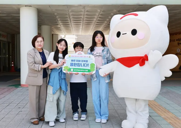 (왼쪽부터) 신영숙 용인한얼초등학교 교장과 전교회장 이시유 학생, 양선호 학생, 전교부회장 심서현 학생이 희망브리지 캐릭터 ‘희망이’가 기념사진을 촬영하고 있다(희망브리지 제공)