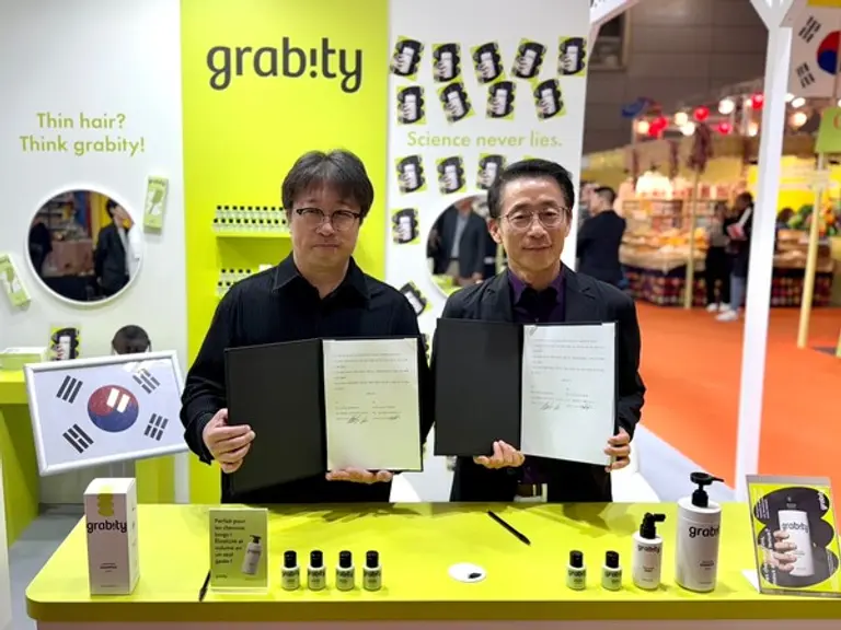 (왼쪽부터) 이해신 (주)폴리페놀팩토리 대표, 김재겸 롯데홈쇼핑 대표