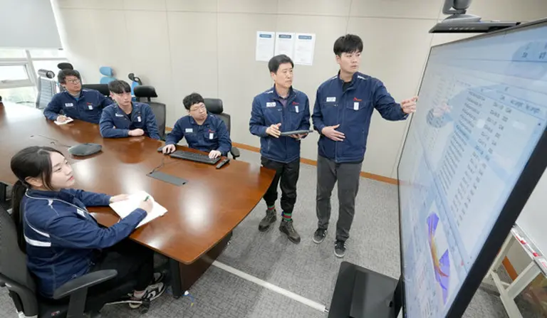 SK오션플랜트 품질실 임직원들이 해상풍력 특화 디지털 품질 관리 플랫폼인 WQMS, NQMS 시스템을 시연하고 있다. (사진=SK오션플랜트)