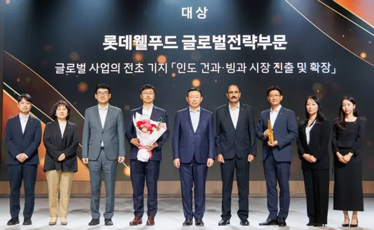 롯데가 12일 서울 송파구 롯데호텔 월드에서 ‘2025 롯데 어워즈’를 개최하고, 인도 시장 개척에 성과를 낸 롯데웰푸드를 대상으로 선정했다. 롯데 어워즈는 지난 한 해 동안 도전과 혁신정신으로 고객가치를 창출한 임직원들의 성과를 격려하고 시상하는 행사다. 롯데어워즈 대상을 시상한 신동빈 롯데 회장(사진 왼쪽에서 다섯 번째)과 수상자인 이창엽 롯데월푸드 대표(사진 왼쪽에서 네 번째).