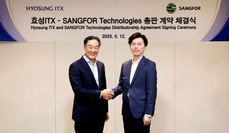 효성ITX가 12일 상포테크놀로지와 총판 계약을 체결했다. 남경환 효성ITX 대표(왼쪽)와 YIU SHING CHI 상포 APEC 지사장이 계약 체결 후 기념사진을 촬영하고 있다. (사진=효성ITX)