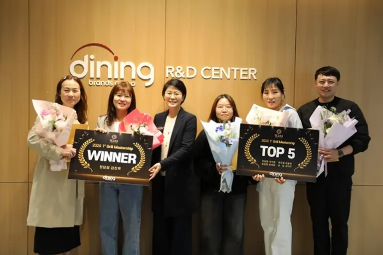 2025 상반기 창고43 구이 마스터쉽에 선정된 직원들이 함께 기념 사진을 촬영하고 있다.