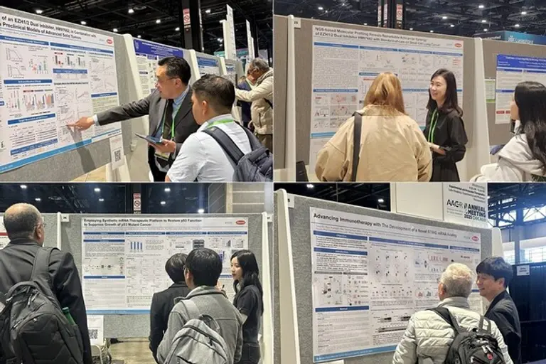 4월 25일부터 30일(현지시각)까지 미국 시카고에서 열린 ‘미국암연구학회(AACR 2025)’에서 한미약품 R&D센터 연구원들이 혁신 항암신약 연구 내용이 담긴 포스터를 토대로 참석자들에게 설명하고 있다.