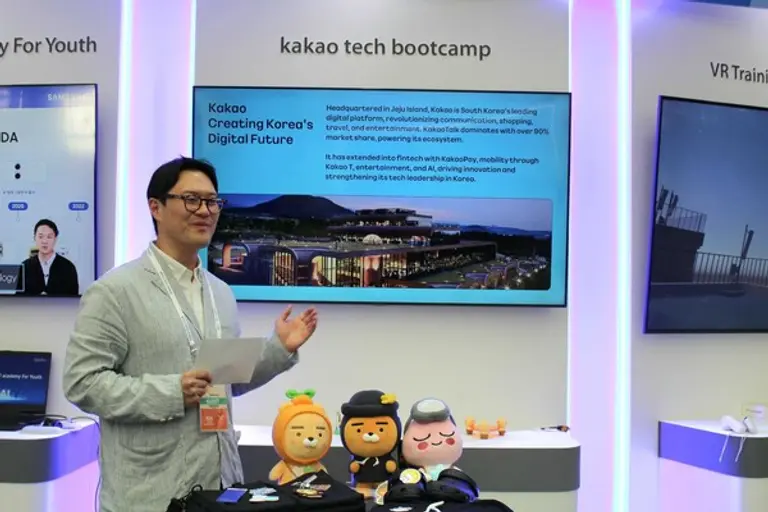 지난 12일 ‘APEC 2025 고용노동장관회의 고용노동부 전시’ 현장에서 ‘카카오테크 부트캠프’를 소개 중인 모습. (제공 카카오)