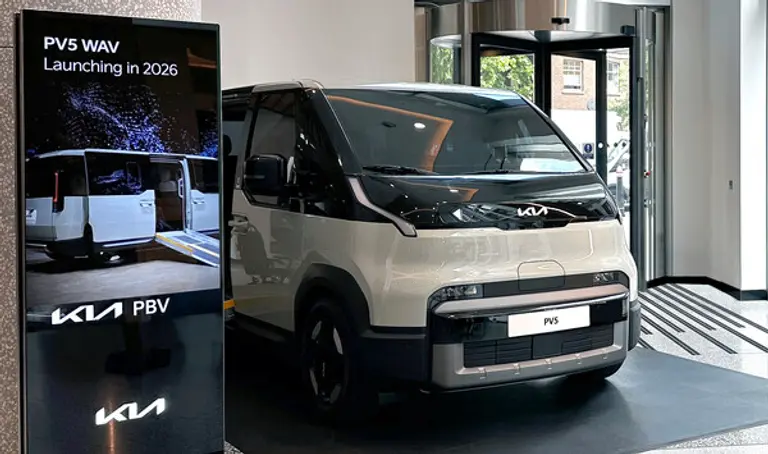 기아가 영국 런던에서 13일(현지시간) 개최된 글로벌 완성차 업계 리더급 포럼 및 전시 행사인 ‘퓨처 오브 더 카 서밋(Future of the Car Summit)’에 참가해 PV5 WAV(Wheelchair Accessible Vehicle, 휠체어용 차량) 모델을 선보였다.