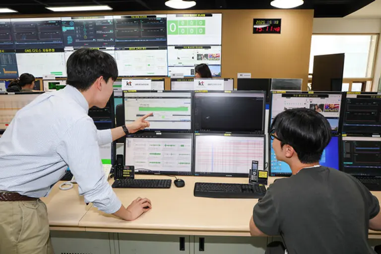 KT 직원들이 경기도 과천에 위치한 KT 통합관제센터에서 DDoS 등 사이버 공격에 대비하며 관제하는 모습. (제공 KT)