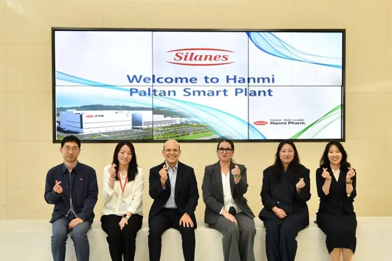 지난 7일 한미약품 팔탄 스마트플랜트를 방문한 한미약품 파트너사 실라네스(Laboratorios Silanes) BD팀이 견학을 마친 후 한미약품 관계자들과 함께 기념촬영을 하고 있다.