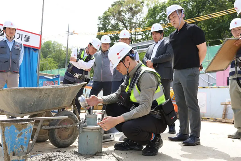 롯데건설 직원이 서초 헌인마을 현장에서 ‘차세대 혼화제’가 적용된 콘크리트를 테스트하고 있다. (사진=롯데건설)