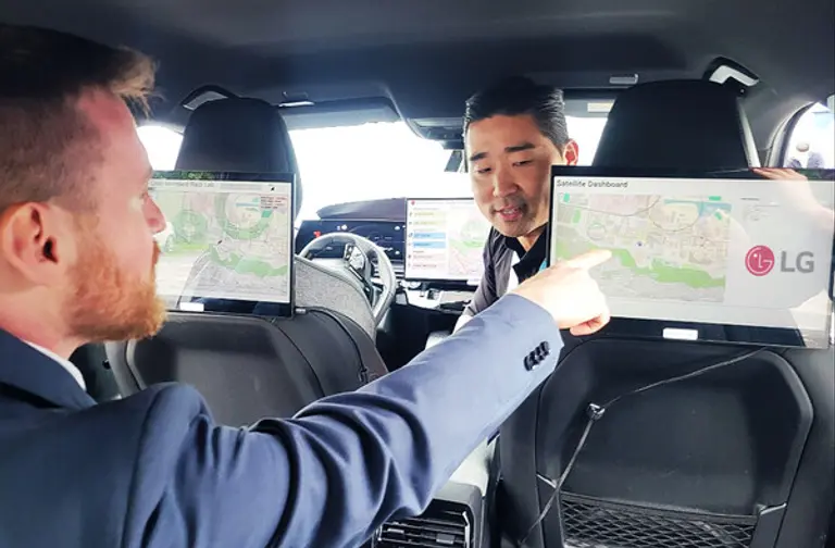 프랑스 파리 5GAA 총회에서 LG전자 관계자가 5GAA 총회 참석자에게 인공위성 기반의 차랑 내 차세대 음성통신 솔루션을 설명하고 있다. (제공 LG전자)