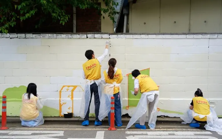 HDC현대산업개발 도시정비부문 임직원과 용산구 주민, 용강중학교 학생 등 40여 명과 함께 서울시 용산구 용강중학교 일대 담장 벽화그리기 봉사활동을 진행했다.(사진=HDC현대산업개발)