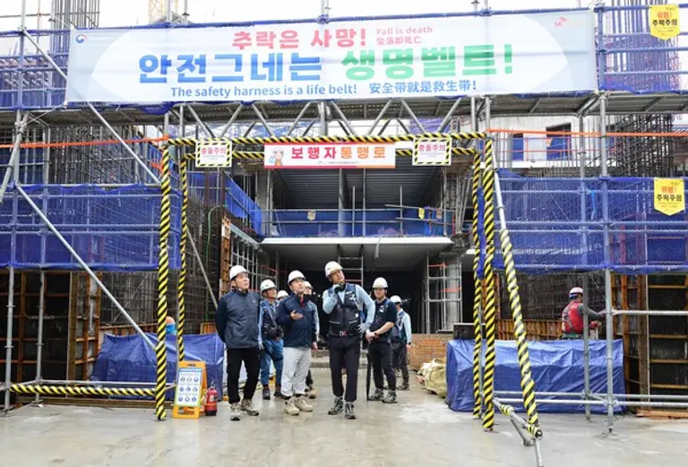 임재욱 SK에코플랜트 CSO(왼쪽 세번째)가 지난 16일 경기도 광명에 위치한 광명자이힐스테이트SK뷰(VIEW) 신축공사 현장을 방문해 작업장 안전관리 실태와 예방활동 이행상태를 점검하고 있다. (사진제공=SK에코플랜트)