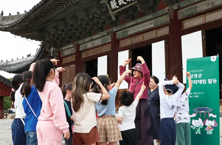 이날 창경궁 문화 체험 나들이에 참여한 아동들이 역사해설가의 설명을 들으며 문화재를 관람하고 있다.