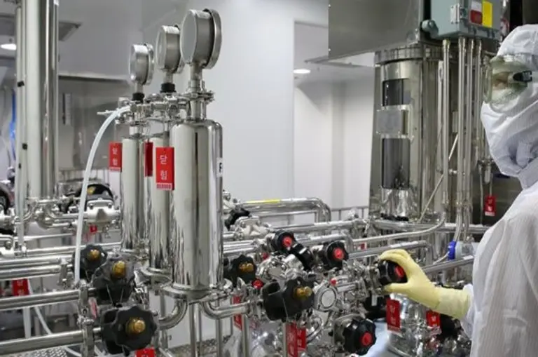  한미정밀화학 연구원이 고품질 원료의약품 생산을 위한 공정을 수행하고 있다.