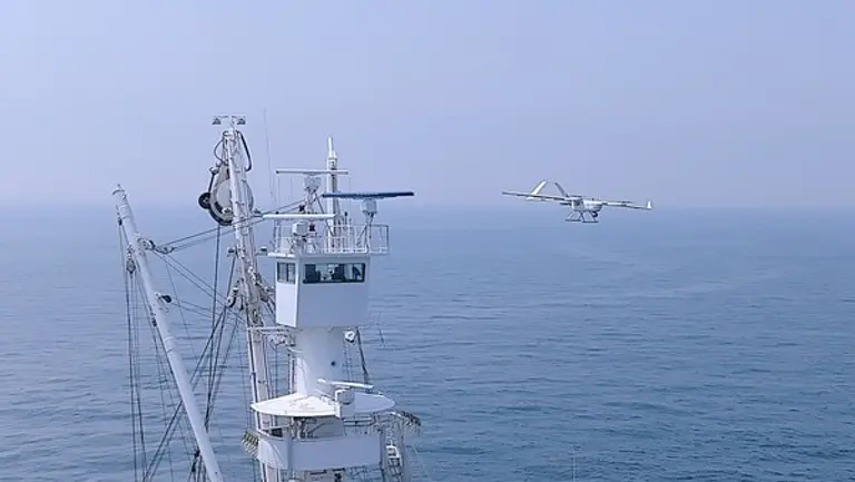  * 동원산업이 세계 최초로 개발한 어군 탐지 전용 드론이 참치 어군을 찾기 위해 비행하고 있다