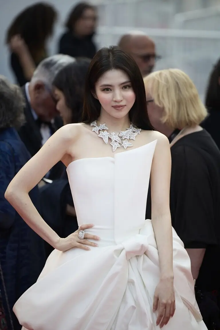 배우 한소희가 눈부신 미모로 칸 국제영화제 레드카펫의 시선을 사로잡았다. (사진=부쉐론)