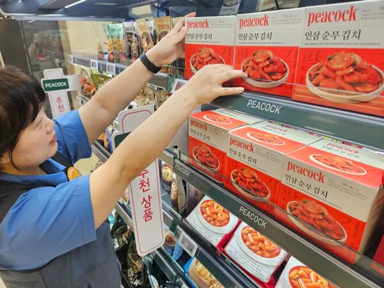 이마트 문현점에 진열된 피코크 인삼순무김치 (사진=이마트)