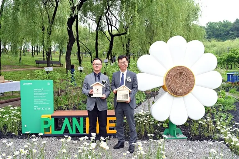 지난 20일 ‘세계 벌의 날’을 맞아 서울 강북구 북서울꿈의숲에서 진행된 ‘꿀벌 서식지’ 개장식 행사 이후, 현대엔지니어링 엄홍석 커뮤니케이션실장(왼쪽)과 서울시 정원도시국 이수연 국장이 포토존에서 기념 사진을 촬영하고 있다. (사진제공=현대엔지니어링)