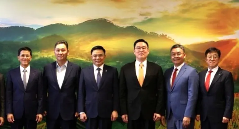  *페트로베트남 본사에서 구본규 LS전선 대표(사진 왼쪽부터 네번째), 레 만 훙 회장 페트로베트남 회장(사진 왼쪽부터 세번째) 등 관계자들이 21일 간담회 후 기념 촬영하고 있다. 