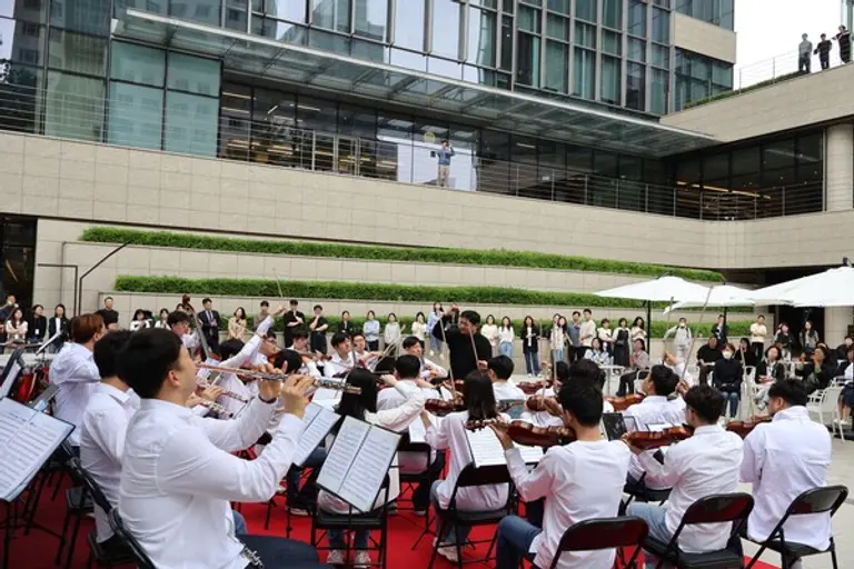 지난 20일 센터필드 야외광장에서 하트하트오케스트라가 공연을 진행하고 있다.