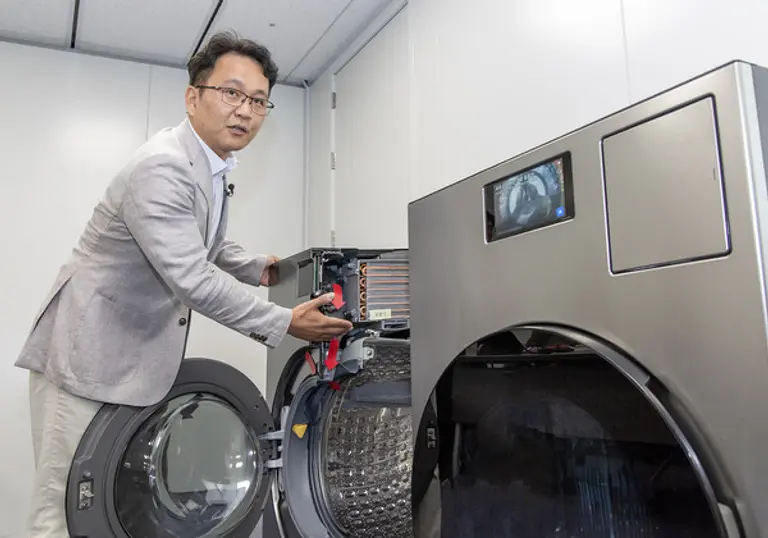 삼성전자 DA사업부 성종훈 상무가 국내 최대 18kg 건조 용량과 단 79분 만에 세탁부터 건조까지 완료하는 