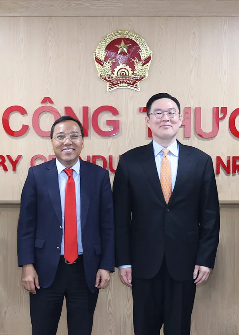 22일 베트남 하노이 산업통상부에서 열린 간담회에서 구본규 LS전선 대표(우측)와 응우옌 호앙 롱 산업자원통상부 차관이 기념 촬영을 하고 있다. (사진제공=LS전선)