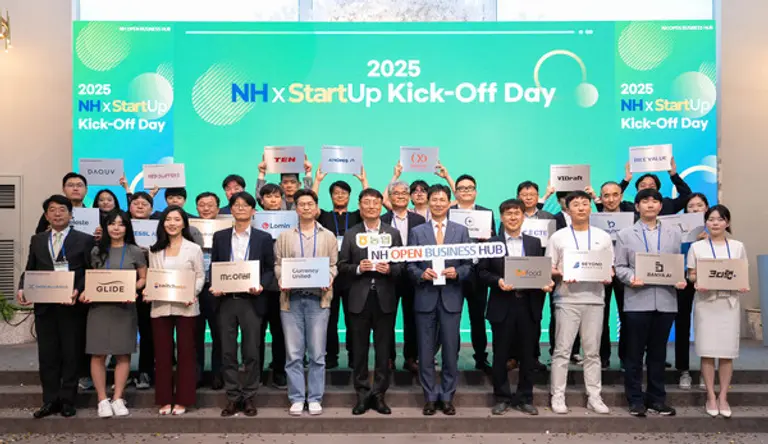 22일 서울 용산구 피스앤파크 컨벤션에서 개최된 NH오픈비즈니스허브 행사에서 강태영 농협은행장(앞줄 우측 다섯번째), 최운재 디지털전략사업부문 부행장(앞줄 우측 여섯번째) 및 참여 스타트업 대표 등 관계자들이 기념촬영을 하고있다