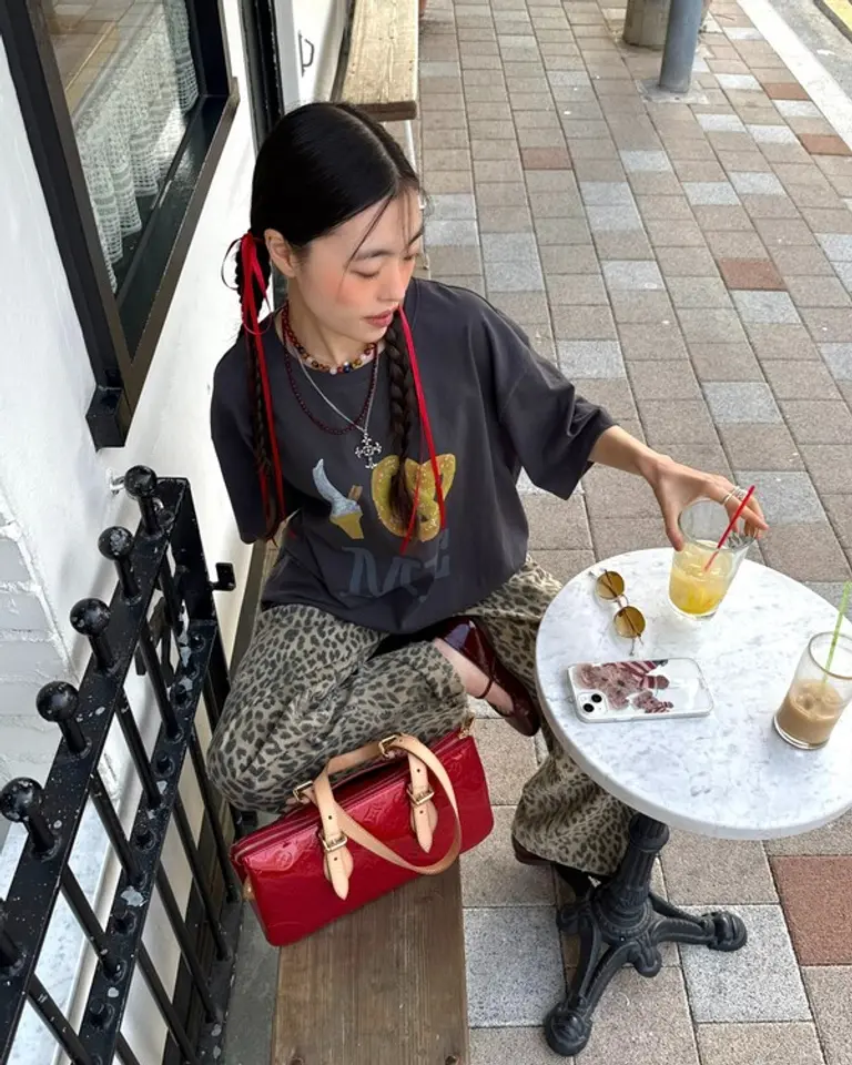 슈에띠즈 그래픽 하프 슬리브 티셔츠 인플루언서 착장 이미지 (사진제공=코오롱FnC)