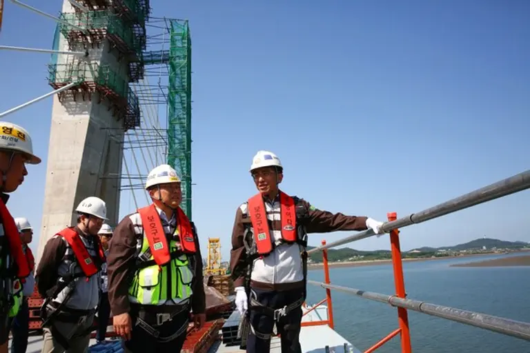 김승모 한화 건설부문 대표이사(우측 첫번째)가 제3연륙교 현장을 방문해 안전 시설물 설치 상태를 점검하고 있다. (사진제공=한화 건설)