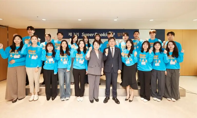 사진은 지난 22일 서울 중구 을지로 기업은행 본점에서 열린 ‘제3기 Super Rookie WM 발대식’에서 김형일 IBK기업은행 전무이사(오른쪽 다섯번째)와 오은선 IBK기업은행 자산관리그룹 부행장(오른쪽 여섯번째)이 최종 선발된 직원들과 기념촬영을 하고 있는 모습