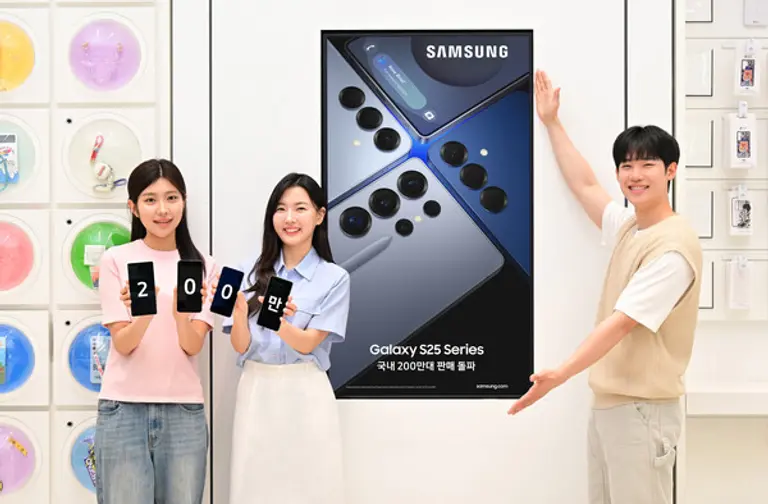삼성전자 모델들이 삼성스토어 홍대에서 국내 판매량 200만대를 돌파한 갤럭시 S25 시리즈를 소개하는 모습. (제공 삼성전자)