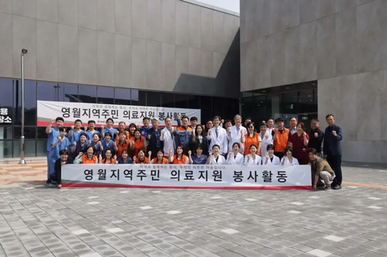  * 쌍용C&E와 동국대 일산한방병원이 강원도 영월군 한반도면에서 지역주민들을 위해 의료봉사활동을 전개했다. 사진 제공=쌍용C&E