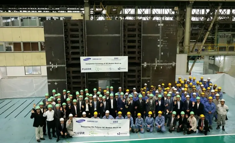 27일 일본 IHI 요코하마 공장에서 진행된 SC 모듈 실증 기념 인도 행사에서 삼성물산을 비롯한 루마니아 SMR 프로젝트 관련 글로벌 기업 관계자들이 기념 촬영을 하고 있다. (사진제공=삼성물산)