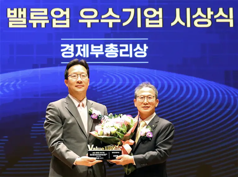  27일 서울 여의도 한국거래소에서 열린 밸류업 우수기업 시상식에서 양종희 KB금융그룹 회장(오른쪽)과 김범석 기획재정부 장관 직무대행 제1차관(왼쪽)이 기념 촬영을 하고 있다.