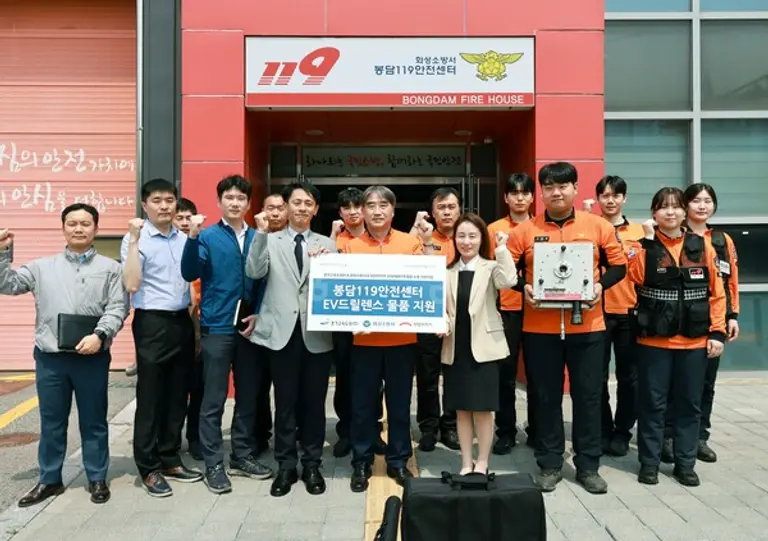 희망브리지가 봉담119안전센터에 전기차 화재 대응을 위한 EV드릴렌스 전달식 진행 후 기념사진 촬영을 하고 있다. (사진제공=희망브리지)