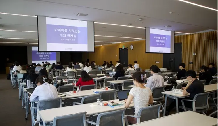 사진은 지난 27일 서울 강남구 트레이드타워에서 열린 ‘수출역량 강화 아카데미’에서 참석자들이 강의를 듣고 있는 모습