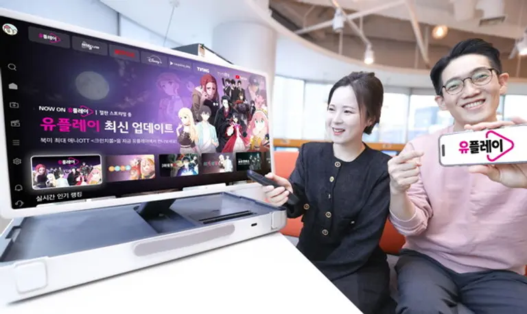 사진은 LG유플러스 임직원이 ‘크런치롤’의 신작을 소개하는 모습. (제공 LGU+)