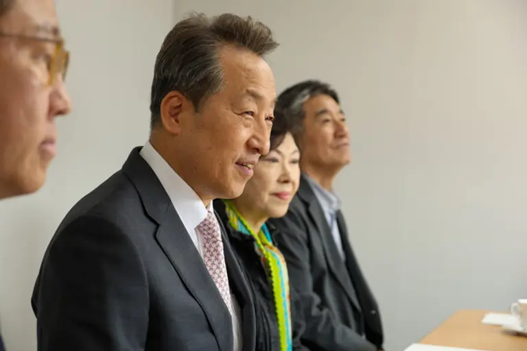 롯데복지재단 조한봉 이사장이 전달식에서 관계자들과 이야기를 나누고 있다.