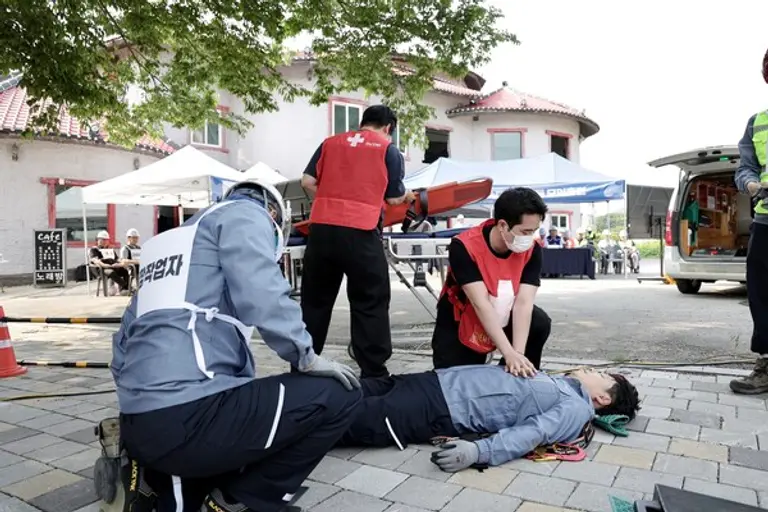 한전KDN, 2025년 상반기 중대재해대비 모의훈련 사고 발생 상황 연출, 119 구급대 구호 모습. (제공 한전KDN)