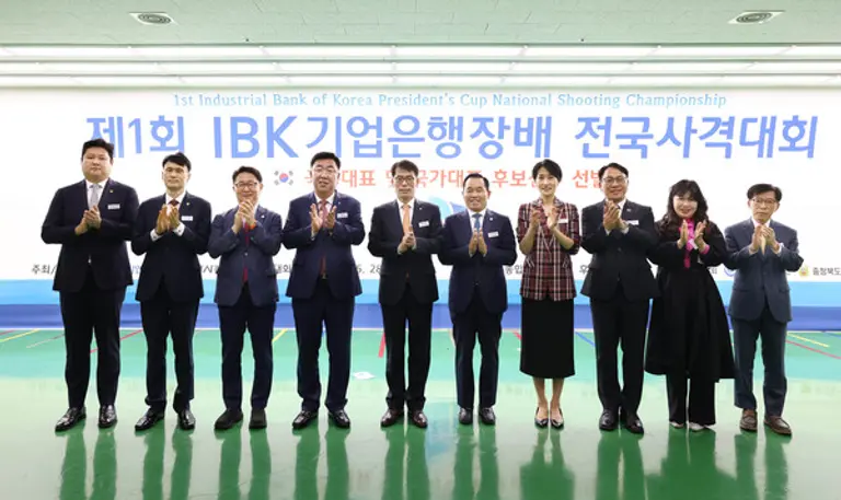 사진은 28일 청주종합사격장에서 열린 제1회 IBK기업은행장배 전국사격대회 개회식에서 이범석 청주시장(왼쪽에서 네 번째), 김성태 IBK기업은행장(왼쪽에서 다섯 번째), 강연술 대한사격연맹회장(왼쪽에서 여섯 번째), 김수민 충청북도 정무부지사(왼쪽에서 일곱 번째) 및 주요 관계자들이 기념촬영을 하고 있는 모습