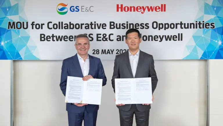 허윤홍 GS건설 대표(오른쪽)와 루시안 볼데아 하니웰 IA CEO가 업무 협약을 체결하고 기념사진을 촬영하고 있다. (사진제공=GS건설)