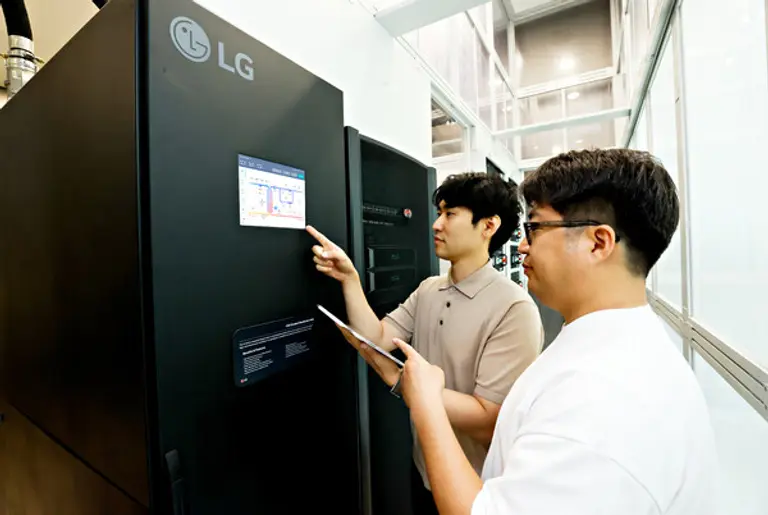LGU+ 직원이 AI 데이터센터 액체 냉각 솔루션인 LG전자 CDU를 테스트하고 있다. (제공 LGU+)