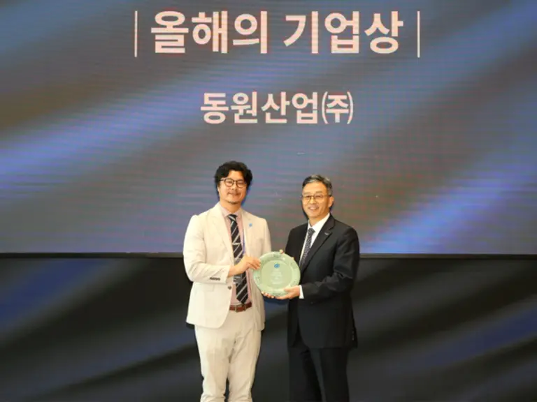 28일 서울 롯데월드타워에서 진행된 제4회 MSC코리아 어워즈에서 이상범 동원산업 해양수산사업부장(오른쪽)이 서종석 MSC 한국대표(왼쪽)로부터 ‘올해의 기업상’을 수상하고 있다