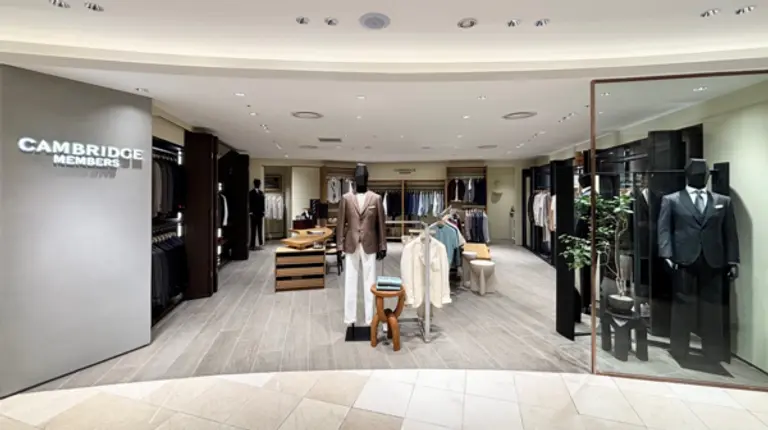 새로운 BI와 SI가 적용된 캠브리지 멤버스 롯데백화점 잠실 매장 전경 (사진제공=코오롱FnC)