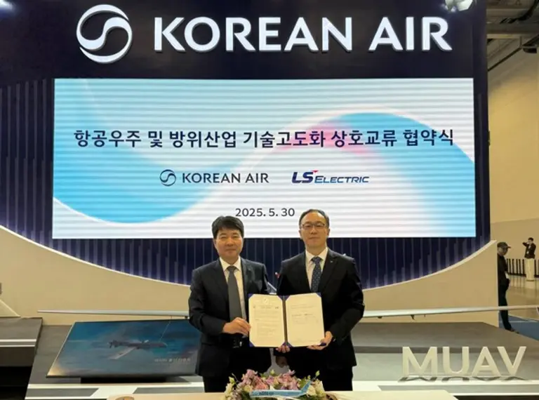 대한항공 임진규 항공우주사업본부장(왼쪽)과 이상준 LS일렉트릭 자동화CIC최고운영책임자가 기념 촬영하고 있는 모습