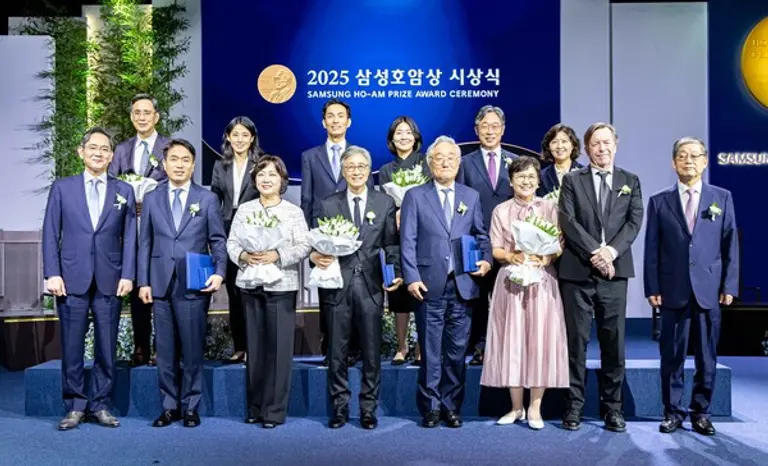 (앞줄 왼쪽부터) 이재용 삼성전자 회장, 과학상 화학·생명과학부문 정종경 서울대 교수 부부, 예술상 구본창 사진작가, 공학상 김승우 KAIST 명예교수 부부, 스티브 셈-산드베리 노벨문학상위원회 위원, 김황식 호암재단 이사장. (뒷줄 왼쪽부터) 의학상 글로리아 최 MIT 교수 부부, 과학상 물리·수학부문 신석우 UC버클리 교수 부부, 사회봉사상 김동해 사단법인 비전케어 이사장 부부